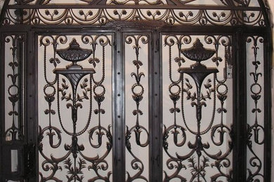 Inspiration pour une porte d'entrée traditionnelle de taille moyenne avec une porte simple et une porte métallisée.