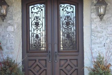 Ejemplo de puerta principal mediterránea de tamaño medio con puerta doble