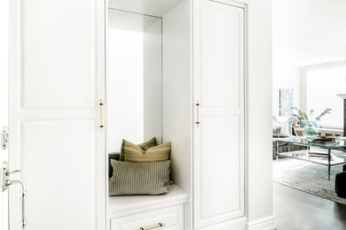 Diseño de puerta principal clásica renovada de tamaño medio con paredes grises, suelo de madera en tonos medios, puerta simple, puerta blanca y suelo gris