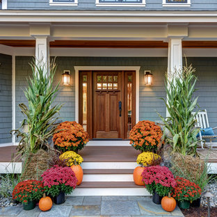 Idee per una porta d'ingresso american style di medie dimensioni con pareti blu, una porta singola, una porta in legno bruno e pavimento marrone