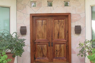 フェニックスにあるラグジュアリーな広いトラディショナルスタイルのおしゃれな玄関ドア (ベージュの壁、テラゾーの床、木目調のドア) の写真