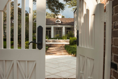Источник вдохновения для домашнего уюта: фойе среднего размера в классическом стиле с белыми стенами, кирпичным полом, двустворчатой входной дверью, белой входной дверью и красным полом
