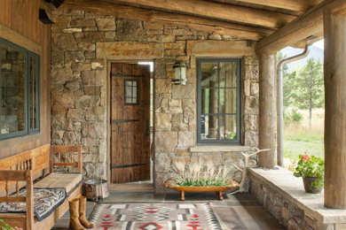 Ejemplo de puerta principal rural con puerta simple y puerta de madera en tonos medios