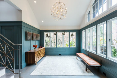 サンフランシスコにあるトランジショナルスタイルのおしゃれな玄関ロビー (青い壁) の写真