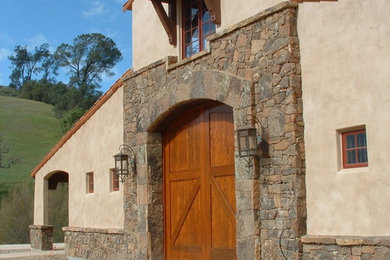 Modelo de puerta principal de estilo de casa de campo grande con puerta doble y puerta de madera en tonos medios
