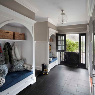 Inspiration pour une entrée traditionnelle avec un vestiaire, un mur gris, une porte hollandaise, une porte noire, un sol en ardoise et un sol noir.