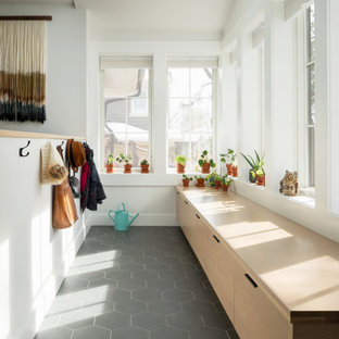 Foto di un ingresso con vestibolo design con pareti bianche, pavimento in gres porcellanato e pavimento grigio