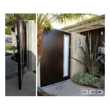 Modern Pivot Gate With a Flare of Mid Century Architectural Characteristics