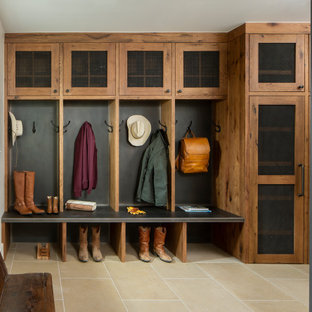 Modelo de vestíbulo posterior rural, grande, con paredes beige y suelo beige