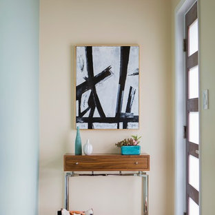 Esempio di un piccolo ingresso design con pareti blu, una porta singola, una porta in vetro, pavimento in bambù e pavimento marrone