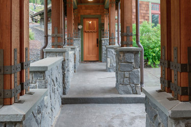 Modelo de puerta principal rústica grande con suelo de cemento, puerta simple, puerta de madera en tonos medios y suelo gris