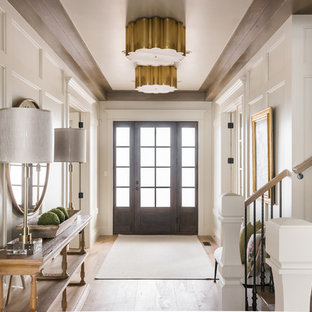 Mittelgroßer Klassischer Eingang mit Foyer, weißer Wandfarbe, hellem Holzboden, Einzeltür, Glastür und beigem Boden in Salt Lake City