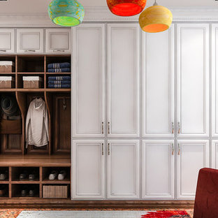 Inspiration för mellanstora moderna kapprum, med grå väggar och mellanmörkt trägolv