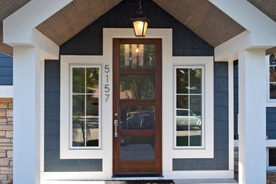 ミネアポリスにあるミッドセンチュリースタイルのおしゃれな玄関 (濃色木目調のドア) の写真