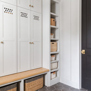 Idee per un ingresso con anticamera scandinavo con pareti bianche, pavimento grigio e pannellatura