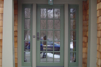 ニューヨークにあるトラディショナルスタイルのおしゃれな玄関ドア (緑のドア) の写真