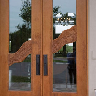 Cette image montre une grand porte d'entrée chalet avec une porte double et une porte en bois brun.