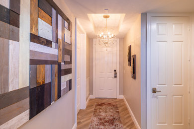 Ejemplo de hall costero pequeño con paredes beige, suelo de baldosas de cerámica, puerta simple y bandeja