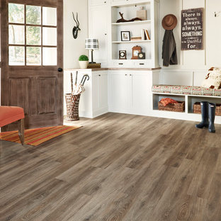 Foto de vestíbulo posterior contemporáneo, grande, con paredes blancas, suelo vinílico, puerta simple, puerta de madera en tonos medios y suelo marrón