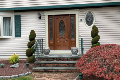 Modelo de puerta principal clásica pequeña con puerta simple y puerta marrón
