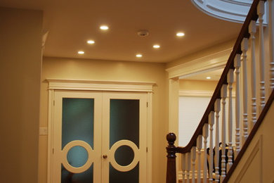 Mittelgroßes Modernes Foyer mit beiger Wandfarbe, dunklem Holzboden, Doppeltür, weißer Haustür und braunem Boden in Sonstige