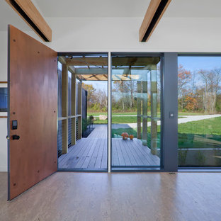 Idées déco pour une porte d'entrée moderne de taille moyenne avec un mur blanc, un sol en liège, une porte simple, une porte métallisée et un sol beige.