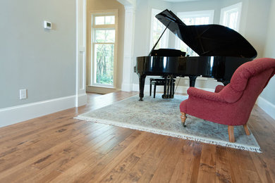 Ejemplo de entrada clásica renovada con suelo de madera en tonos medios y suelo marrón