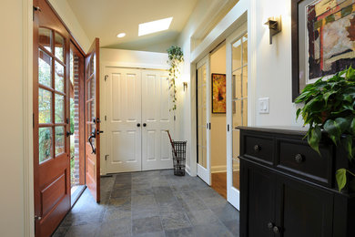 Example of a classic entryway design in Columbus