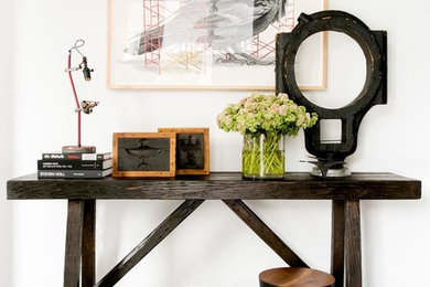 Geräumiges Country Foyer mit weißer Wandfarbe, Schieferboden und schwarzem Boden in New York