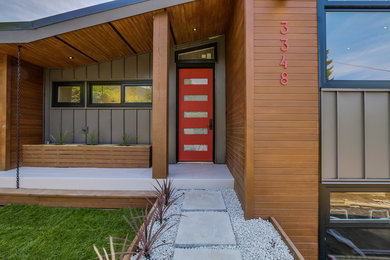 Ejemplo de puerta principal actual con puerta simple y puerta roja