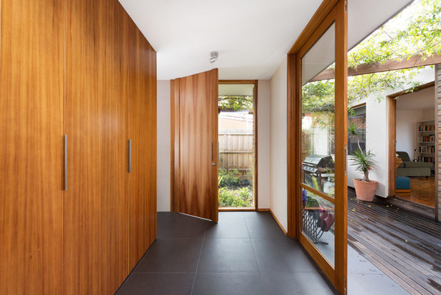 Contemporary Entry by Statkus Architecture Pty Ltd