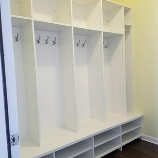 Ispirazione per un piccolo ingresso con anticamera design con pareti gialle e pavimento con piastrelle in ceramica