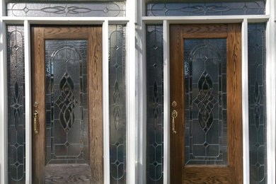 アトランタにあるお手頃価格の中くらいなトラディショナルスタイルのおしゃれな玄関ドア (木目調のドア) の写真