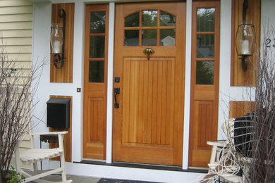 Foto de puerta principal de estilo americano con puerta simple y puerta de madera en tonos medios