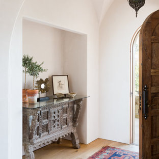Idéer för att renovera en mellanstor medelhavsstil foajé, med beige väggar, ljust trägolv, en enkeldörr, mellanmörk trädörr och beiget golv