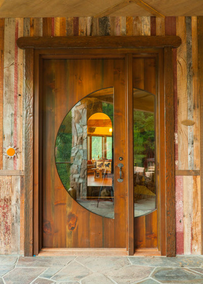 Rustic Entry by Timberwood Construction Inc.