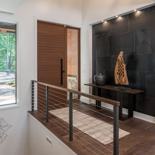 Immagine di una porta d'ingresso rustica di medie dimensioni con pareti bianche, parquet scuro, una porta singola, una porta in legno scuro e pavimento marrone