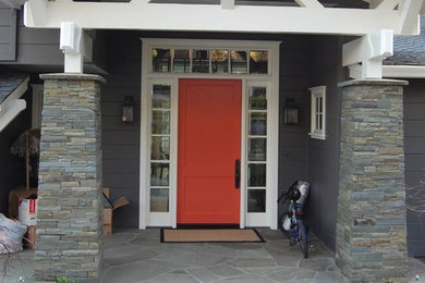 サンフランシスコにある中くらいなトラディショナルスタイルのおしゃれな玄関ドア (赤いドア) の写真