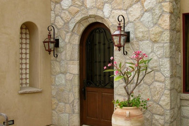 Immagine di una porta d'ingresso chic di medie dimensioni con una porta singola e una porta in legno scuro