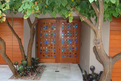 サンディエゴにある高級な広いアジアンスタイルのおしゃれな玄関ドア (ベージュの壁、セラミックタイルの床、淡色木目調のドア) の写真