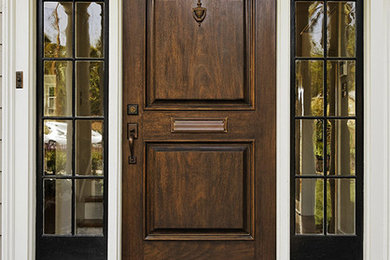 Diseño de puerta principal tradicional de tamaño medio con paredes beige, puerta simple y puerta de madera oscura