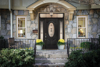 デトロイトにある中くらいなトラディショナルスタイルのおしゃれな玄関ドア (黒いドア) の写真