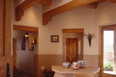 Amerikansk inredning av en mellanstor hall, med beige väggar, klinkergolv i keramik, en dubbeldörr, glasdörr och beiget golv