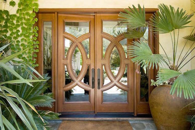 Modelo de puerta principal clásica renovada de tamaño medio con puerta doble y puerta de madera clara