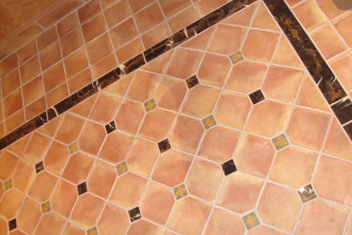 Exempel på en mellanstor medelhavsstil foajé, med beige väggar, klinkergolv i keramik och rött golv