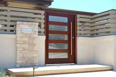 Imagen de puerta principal contemporánea de tamaño medio con puerta simple y puerta de madera oscura