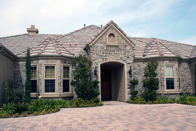 Example of a mountain style entryway design in San Diego