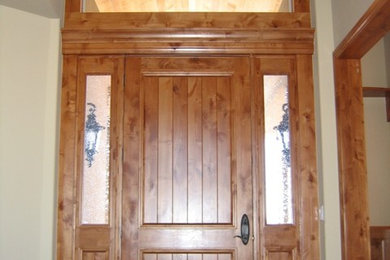 デンバーにある中くらいなラスティックスタイルのおしゃれな玄関ドア (白い壁、白いドア) の写真