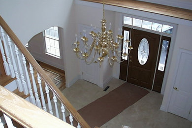 Inredning av en mellanstor foajé, med en enkeldörr och en brun dörr