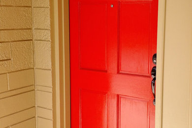 Imagen de puerta principal tradicional renovada pequeña con puerta simple y puerta roja
